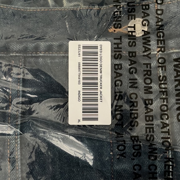 Refreshing the price of this Brand new Supreme Jean Jacket. Never worn! - Picture 3 of 9